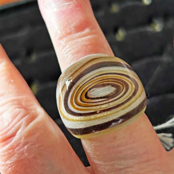HANDBLOWN GLASS RING, LADIES SIZE 7, WHITE, BROWN AND GOLD TONE SWIRLS, UNIQUE, - Picture 3 of 3
